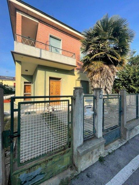 casa indipendente in vendita a Ferrara in zona Doro