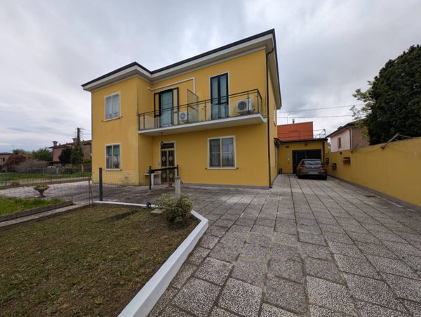 casa indipendente in vendita a Ferrara in zona Chiesuol del Fosso
