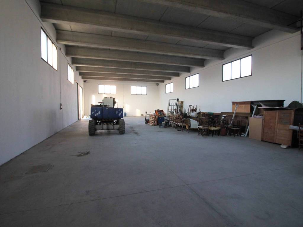 locale commerciale in vendita a Ferrara