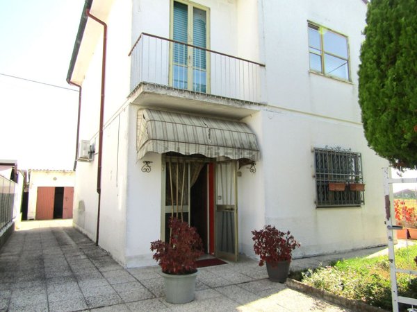 casa indipendente in vendita a Ferrara in zona Correggio