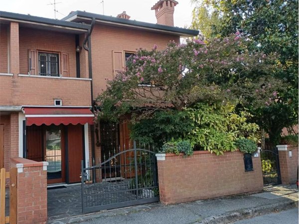 casa indipendente in vendita a Ferrara