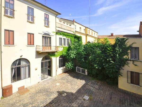 appartamento in vendita a Ferrara in zona Centro Storico