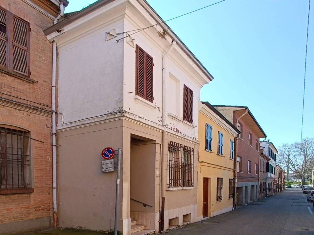casa indipendente in vendita a Ferrara