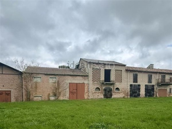 casa indipendente in vendita a Ferrara in zona Centro Storico