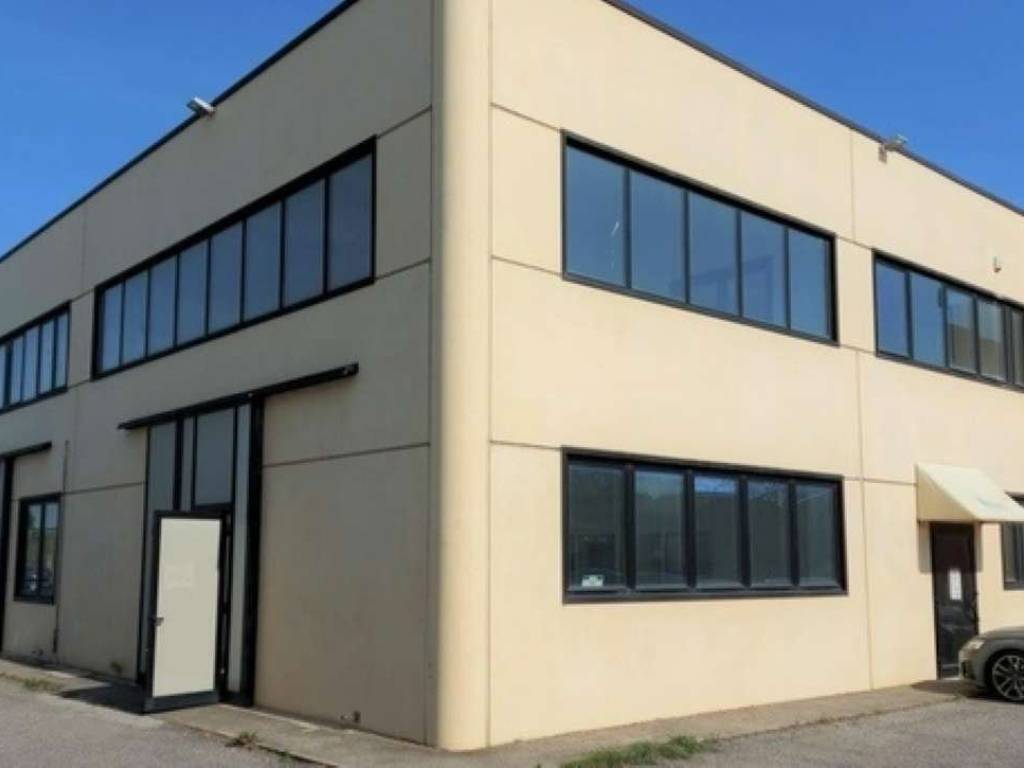 locale commerciale in vendita a Ferrara