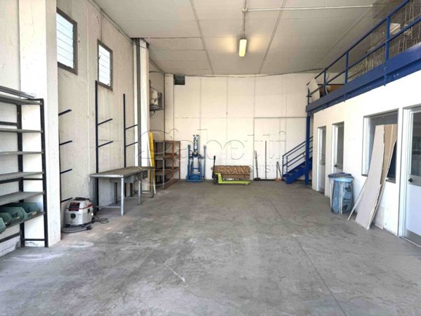 locale commerciale in vendita a Ferrara