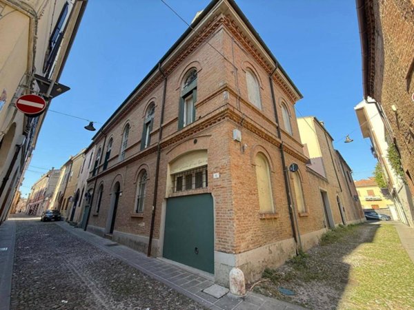 casa indipendente in vendita a Ferrara in zona Centro Storico