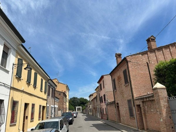 casa indipendente in vendita a Ferrara in zona Centro Storico