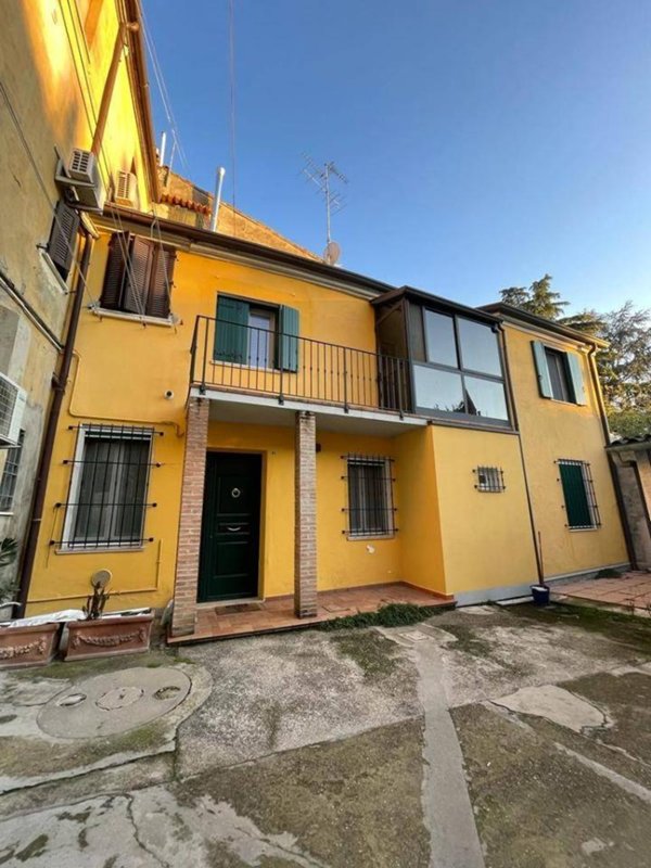casa indipendente in vendita a Ferrara in zona Centro Storico