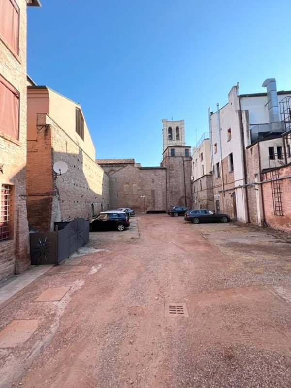negozio in vendita a Ferrara in zona Centro Storico