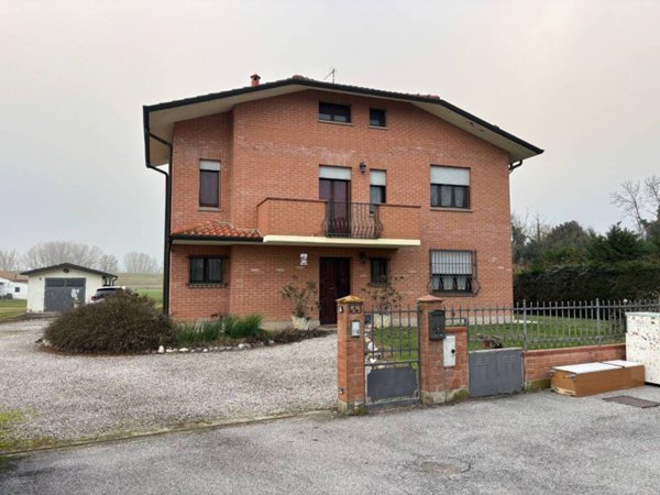 casa indipendente in vendita a Ferrara in zona Correggio