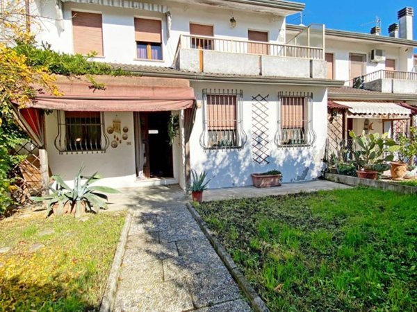 casa indipendente in vendita a Ferrara in zona Villanova