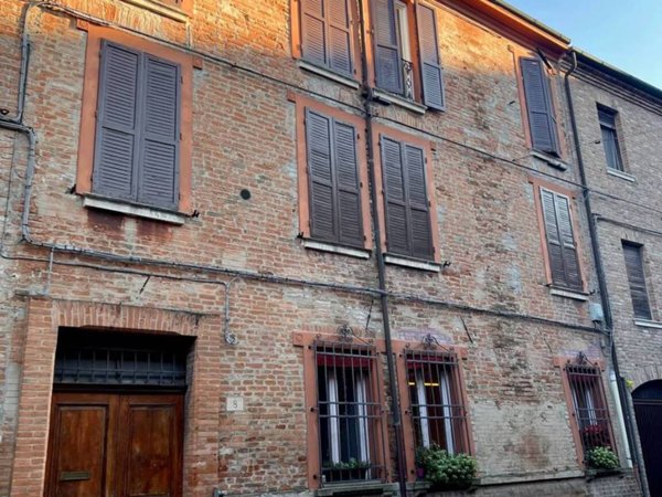 casa indipendente in vendita a Ferrara in zona Centro Storico