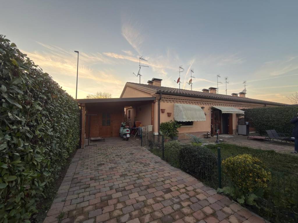 casa indipendente in vendita a Ferrara in zona Centro Storico