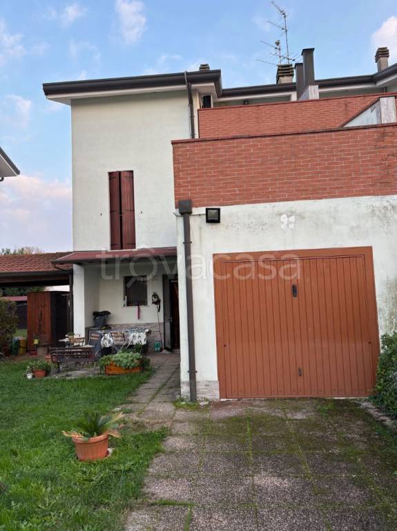 casa indipendente in vendita a Ferrara in zona Correggio