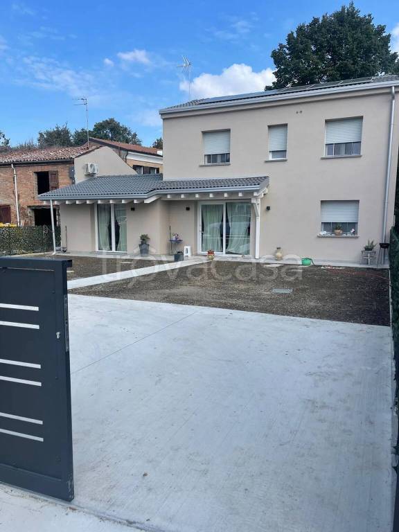casa indipendente in vendita a Ferrara in zona Casaglia