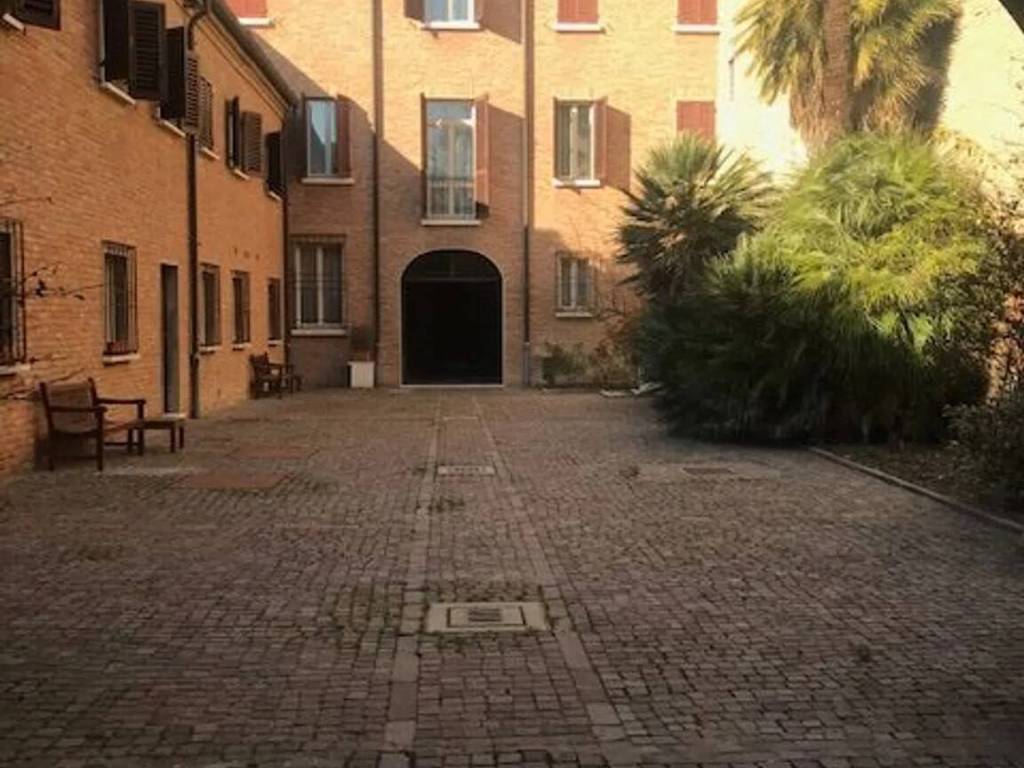 intera palazzina in vendita a Ferrara in zona Centro Storico