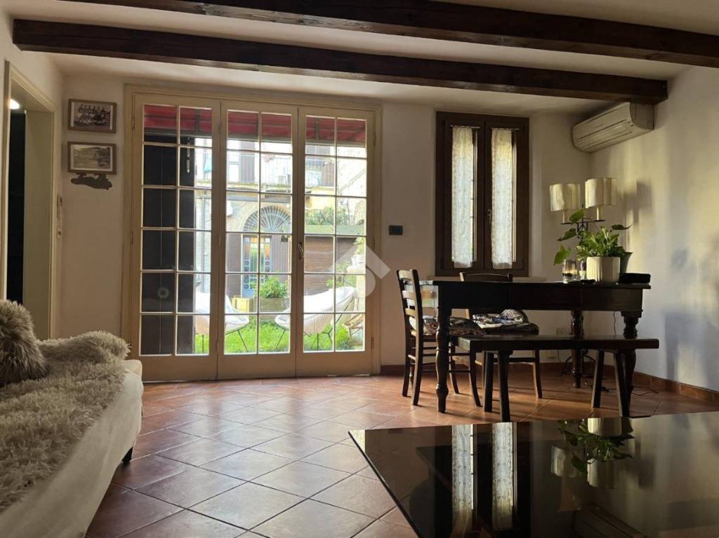 casa indipendente in vendita a Ferrara in zona Centro Storico