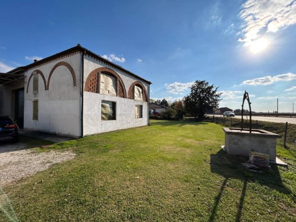 casa indipendente in vendita a Ferrara in zona Montalbano