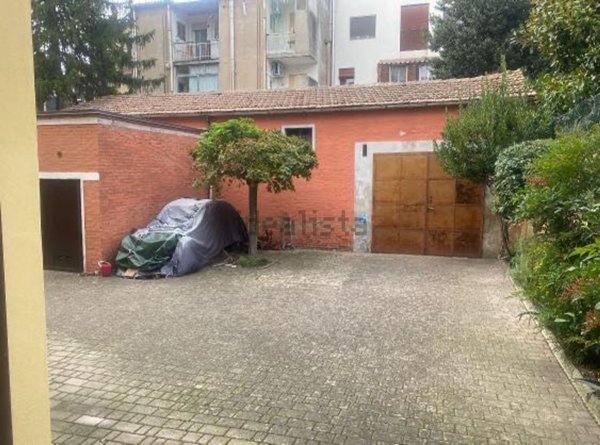 locale di sgombero in vendita a Ferrara