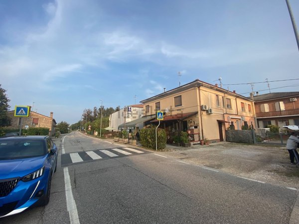 negozio in vendita a Ferrara in zona Contrapò