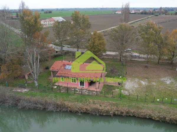 negozio in vendita a Ferrara