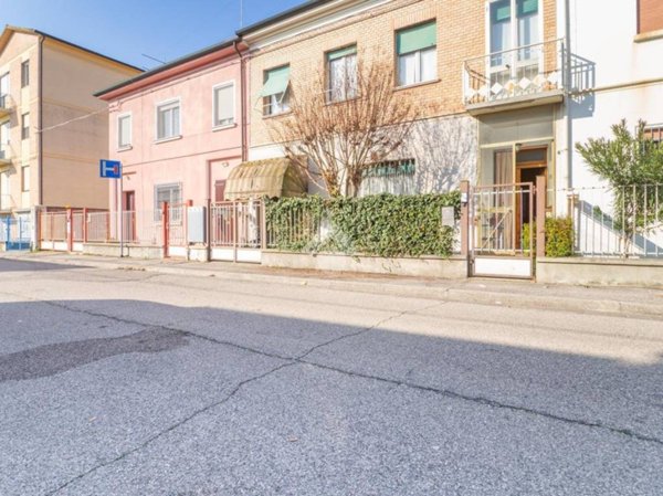 casa indipendente in vendita a Ferrara
