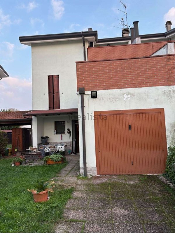 casa indipendente in vendita a Ferrara in zona Correggio