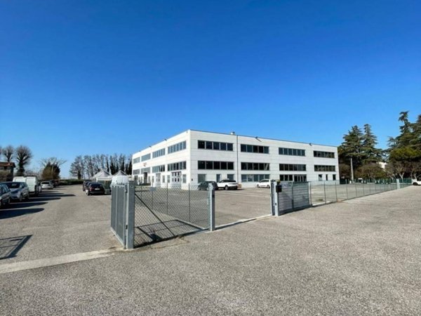 locale commerciale in vendita a Ferrara in zona San Martino