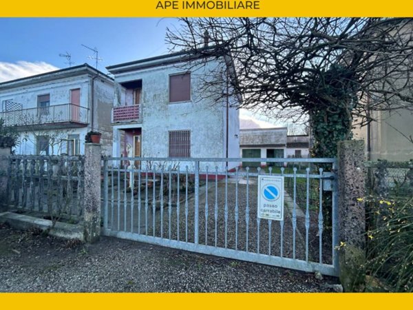 casa indipendente in vendita a Ferrara in zona Casaglia