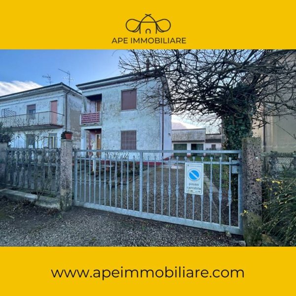 casa indipendente in vendita a Ferrara in zona Casaglia