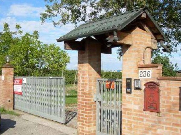 locale commerciale in vendita a Ferrara in zona Pontelagoscuro