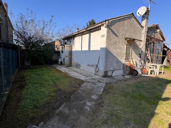 casa indipendente in vendita a Ferrara in zona Casaglia