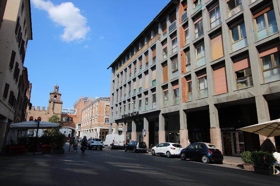 negozio in vendita a Ferrara in zona Centro Storico
