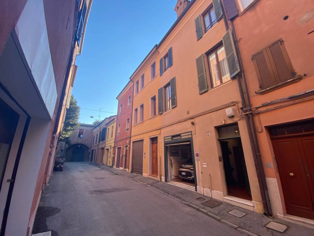 casa indipendente in vendita a Ferrara in zona Centro Storico