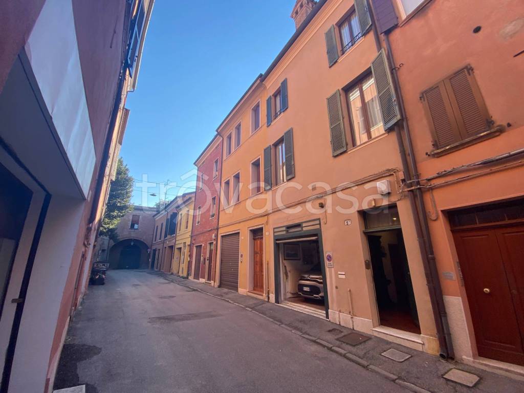 casa indipendente in vendita a Ferrara in zona Centro Storico