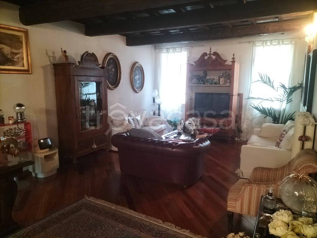 casa indipendente in vendita a Ferrara in zona Centro Storico