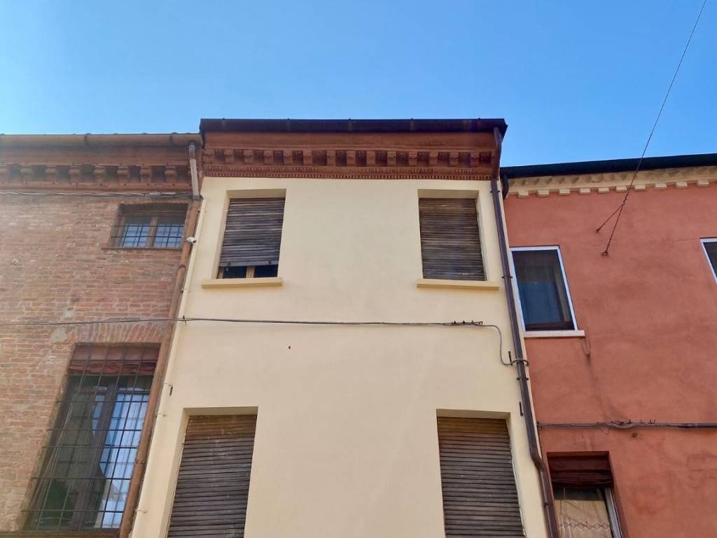 casa indipendente in vendita a Ferrara in zona Centro Storico