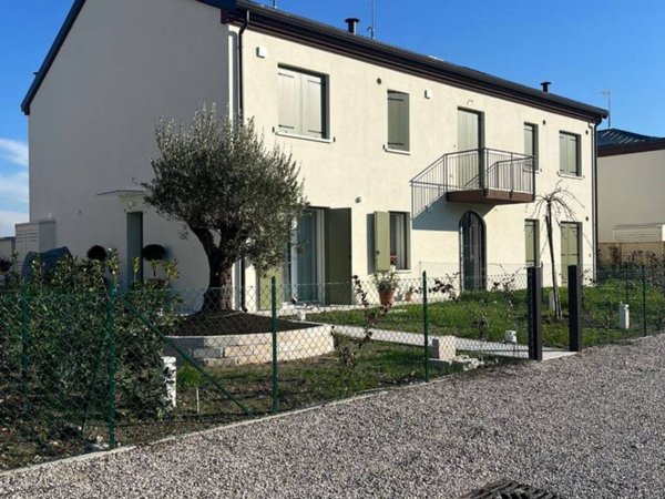 casa indipendente in vendita a Ferrara in zona Villanova