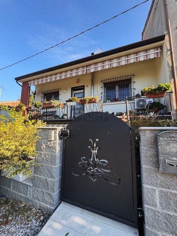 casa indipendente in vendita a Ferrara in zona Marrara