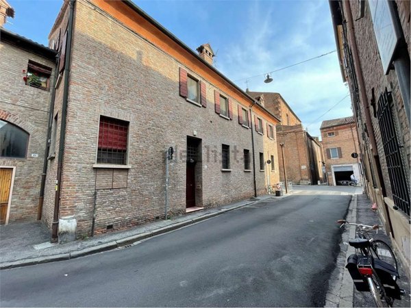 casa indipendente in vendita a Ferrara in zona Centro Storico