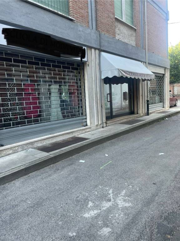 negozio in vendita a Ferrara in zona Centro Storico