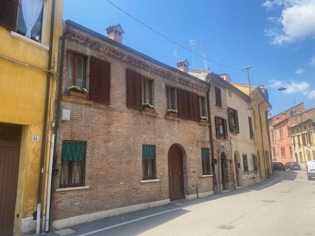 casa indipendente in vendita a Ferrara in zona Centro Storico