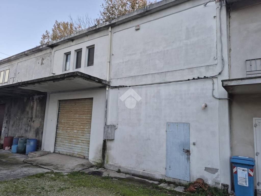 locale commerciale in vendita a Ferrara