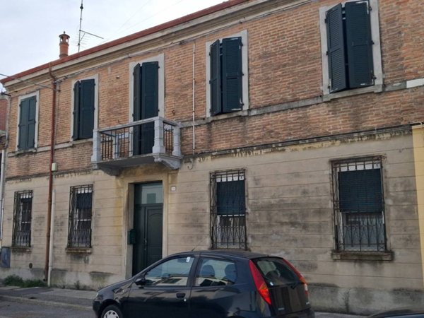 casa indipendente in vendita a Ferrara in zona Centro Storico
