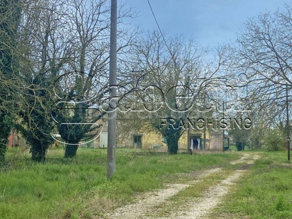 casa indipendente in vendita a Ferrara in zona Quartesana