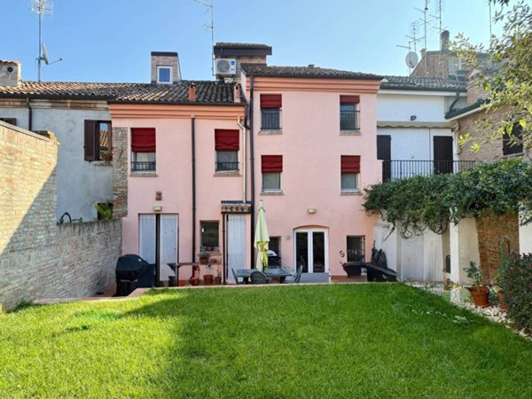 casa indipendente in vendita a Ferrara