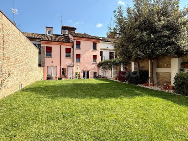 casa indipendente in vendita a Ferrara in zona Centro Storico