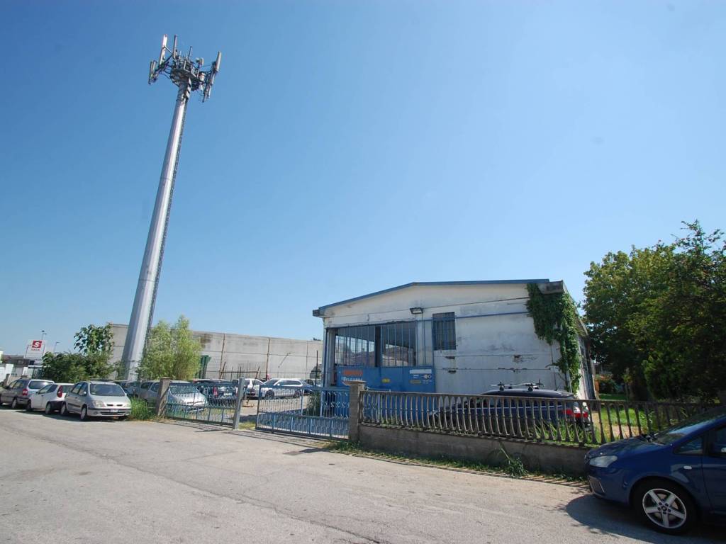 locale commerciale in vendita a Ferrara