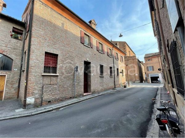 casa indipendente in vendita a Ferrara in zona Centro Storico